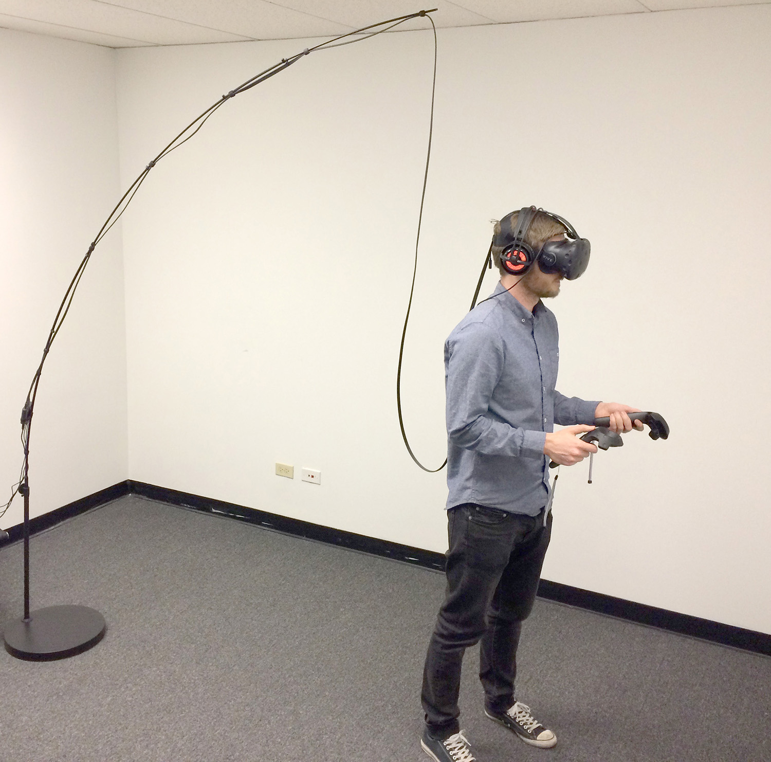 Виар установить. HTC Vive система. Держатель для шлема виртуальной реальности. Подставка для шлема виртуальной реальности. Держатель для проводов шлема виртуальной реальности.